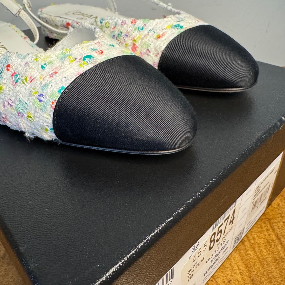 CHANEL Black Flats with Elegant Design - Picture 6 of 12